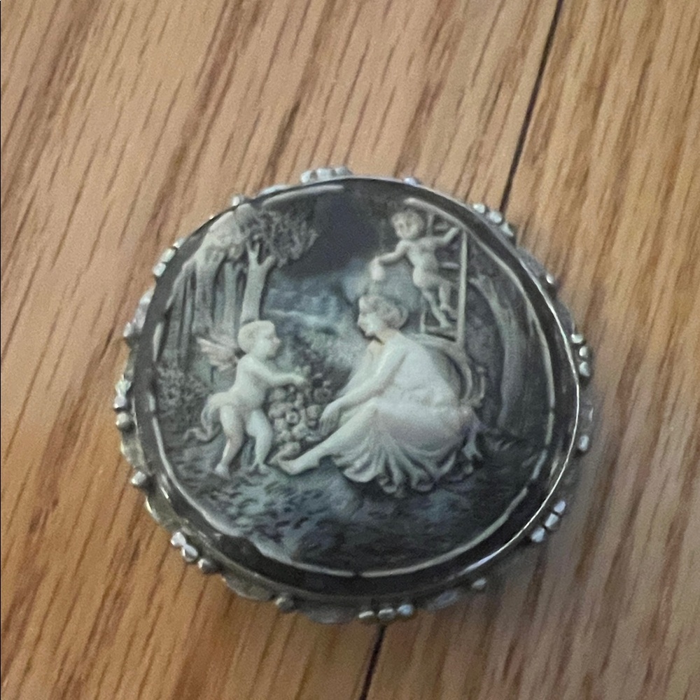 Black and Ivory Cameo Brooch - Romantic Cherub Scene